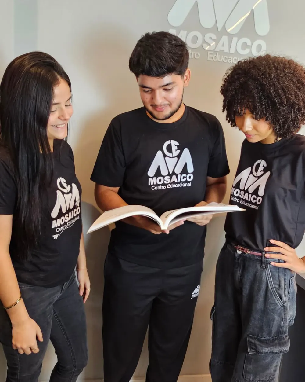 Alunos do Mosaico lendo um livro juntos